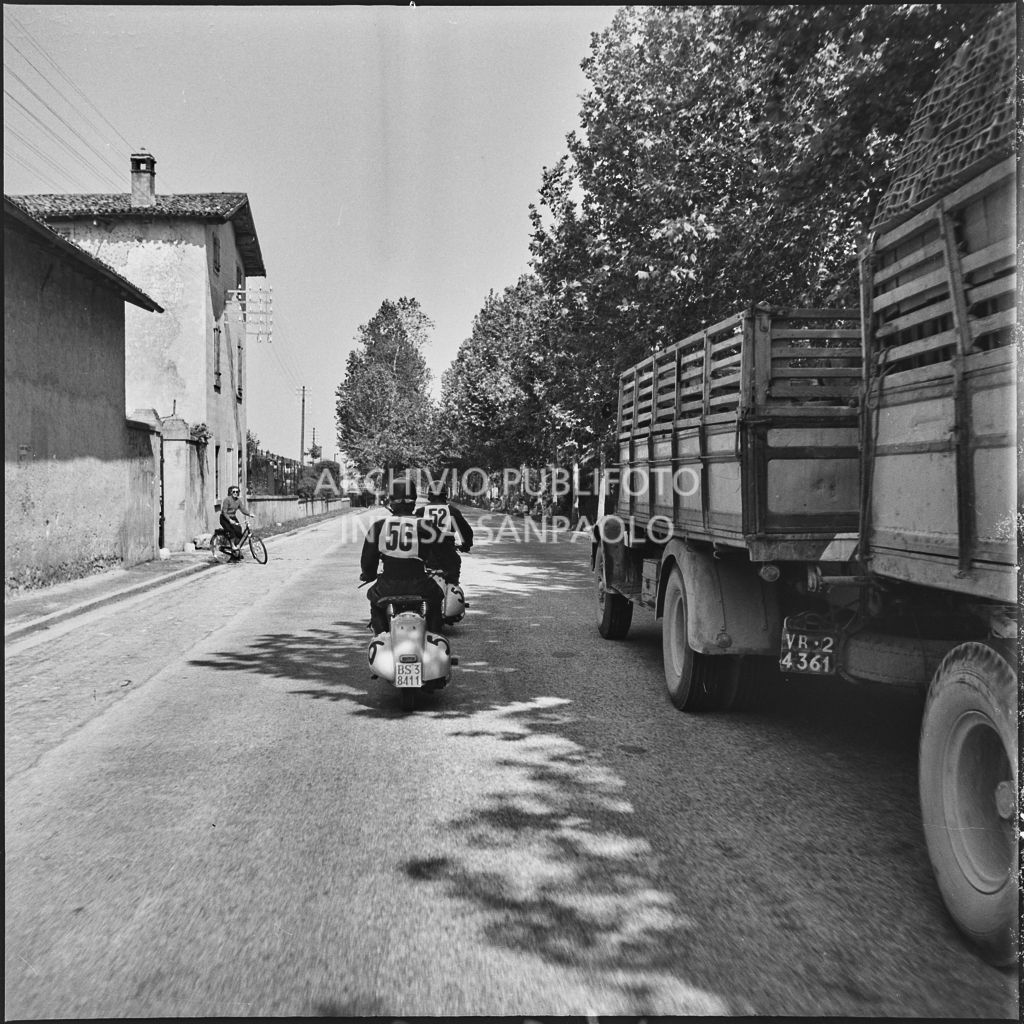 I concorrenti Benito Pagani del Vespa Club di Chiari (numero di gara 52) e Mario Pagani del Vespa Club di Chiari (numero di gara 56) durante la competizione sportiva 1000 Km Vespistica del 1954<br>216391