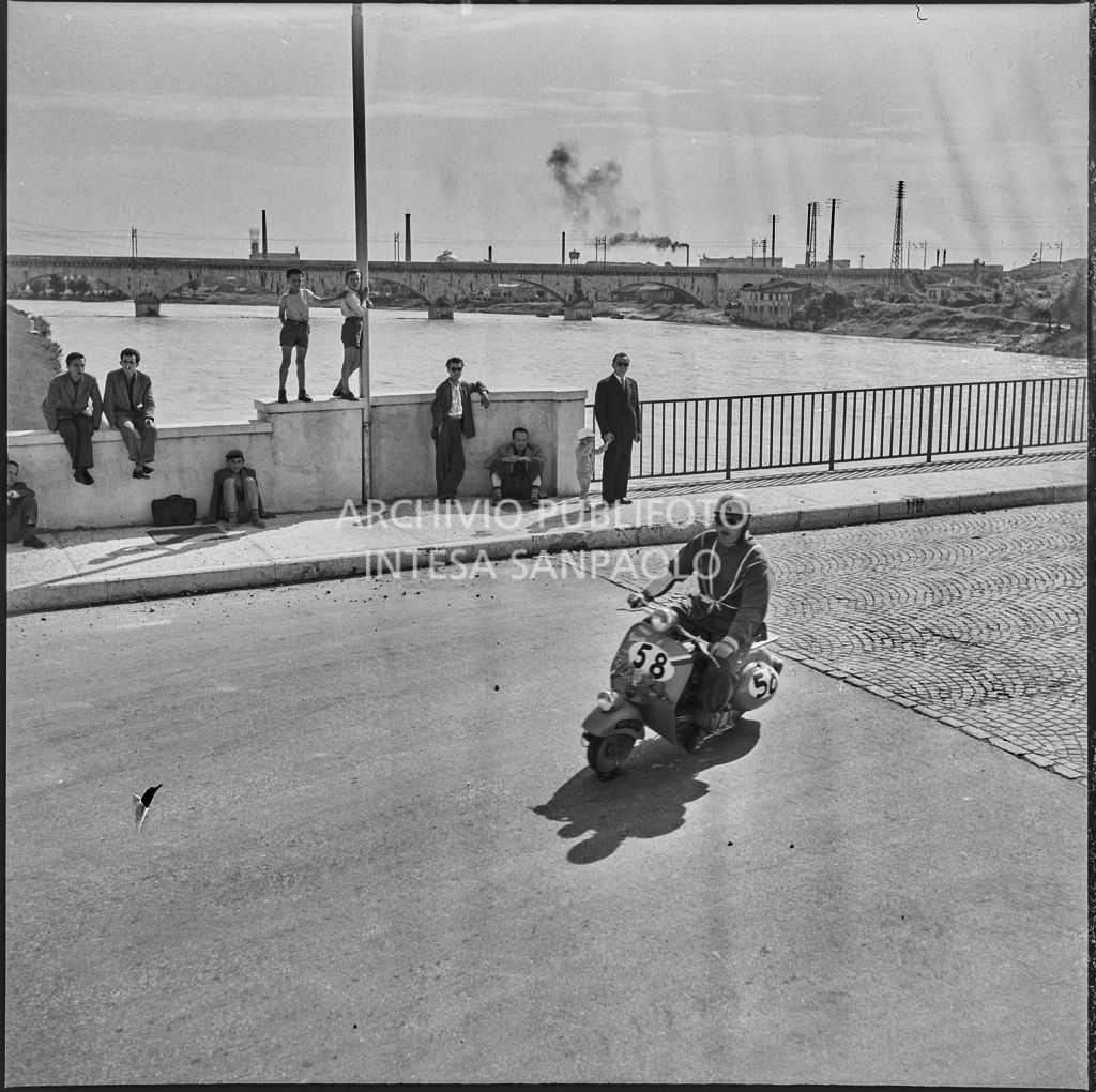 Un concorrente del Vespa Club di Nizza (numero di gara 58) durante la competizione sportiva 1000 Km Vespistica del 1954<br>216393