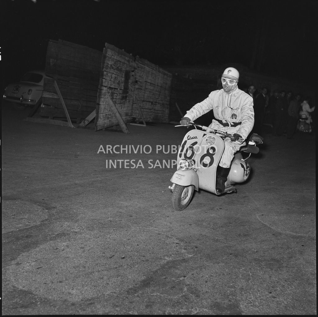 Un concorrente (numero di gara 168) durante la competizione sportiva 1000 Km Vespistica del 1954<br>216394