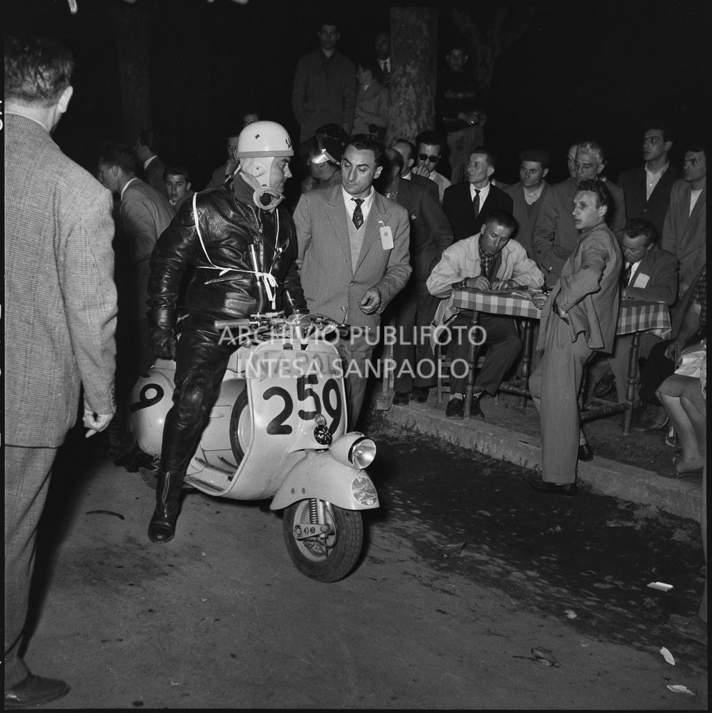 Un concorrente del Vespa Club di Napoli (numero di gara 259) durante la competizione sportiva 1000 Km Vespistica del 1954<br>216395