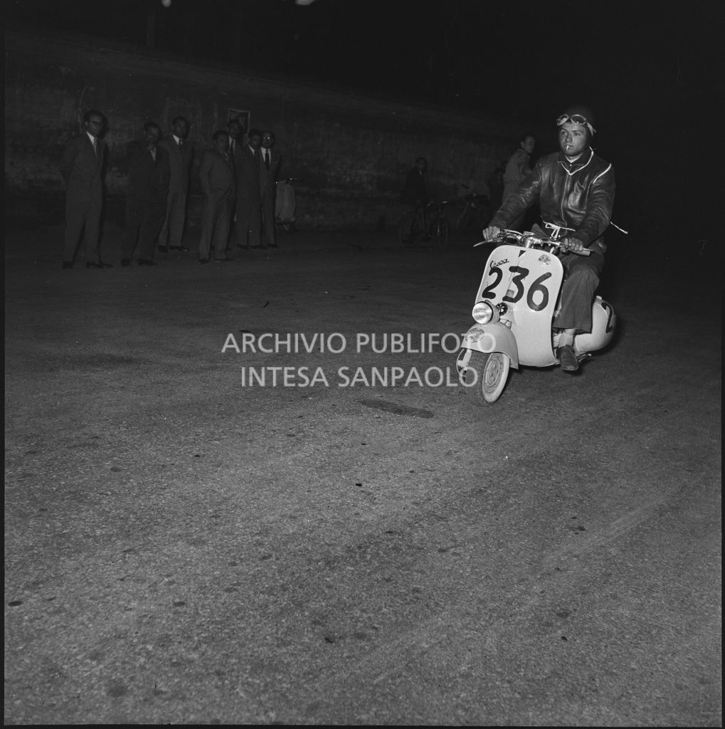 Un concorrente (numero di gara 236) durante la competizione sportiva 1000 Km Vespistica del 1954<br>216396