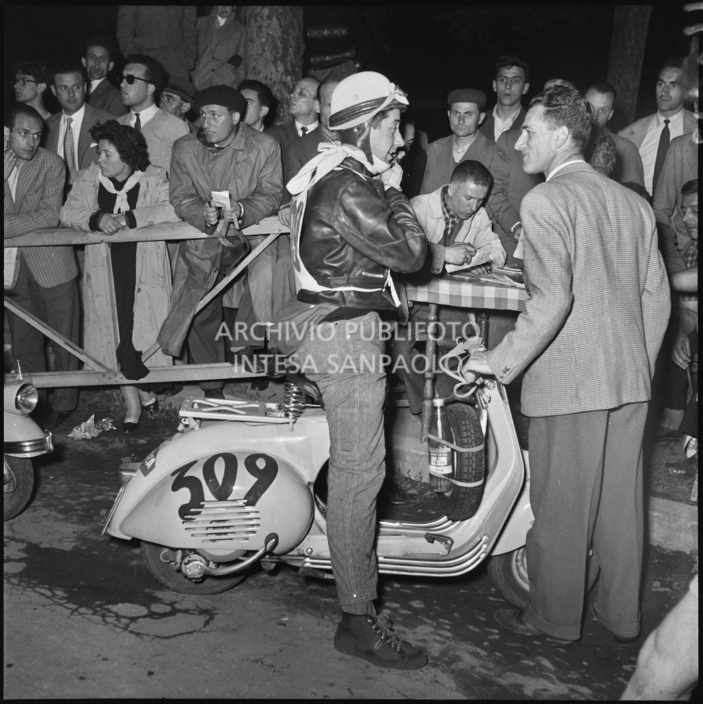 Il concorrente Gianfranco Montaldi del Vespa Club di Vicenza (numero di gara 309) durante la competizione sportiva 1000 Km Vespistica del 1954<br>216397