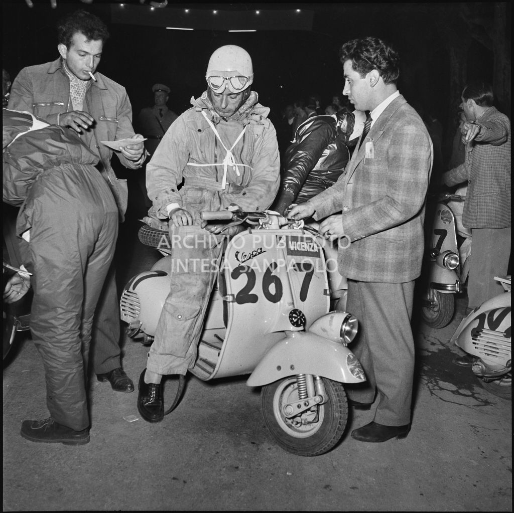 Un concorrente del Vespa Club di Vicenza (numero di gara 267) durante una pausa dalla competizione sportiva 1000 Km Vespistica del 1954<br>216398