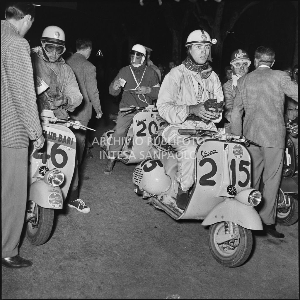 Controllo tempi di alcuni concorrenti della competizione sportiva 1000 Km Vespistica del 1954<br>216399