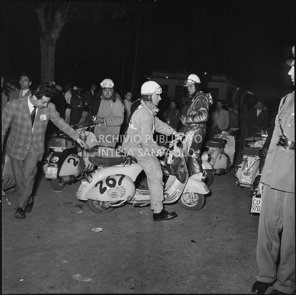 Alcuni concorrenti della competizione sportiva 1000 Km Vespistica del 1954 durante un momento di pausa<br>216400