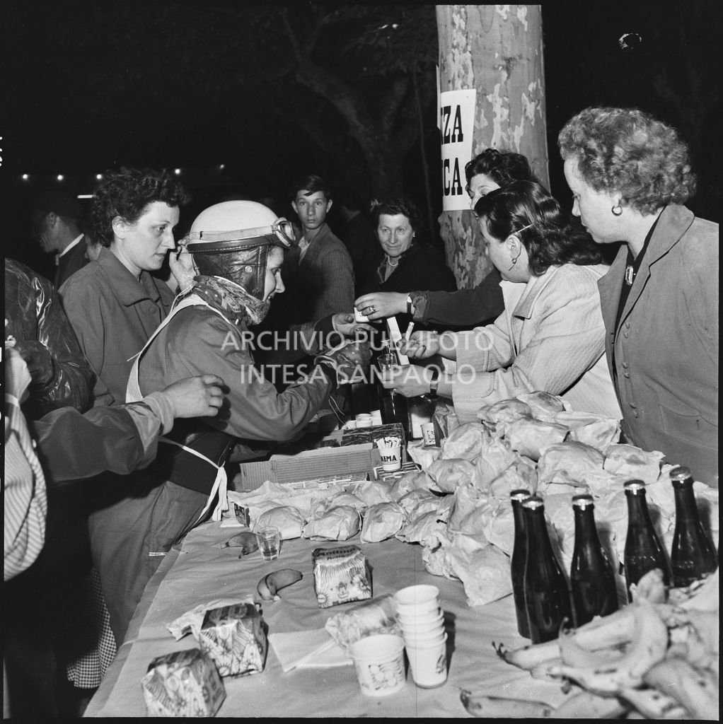 Alcune concorrenti della competizione sportiva 1000 Km Vespistica del 1954 durante un momento di pausa<br>216401