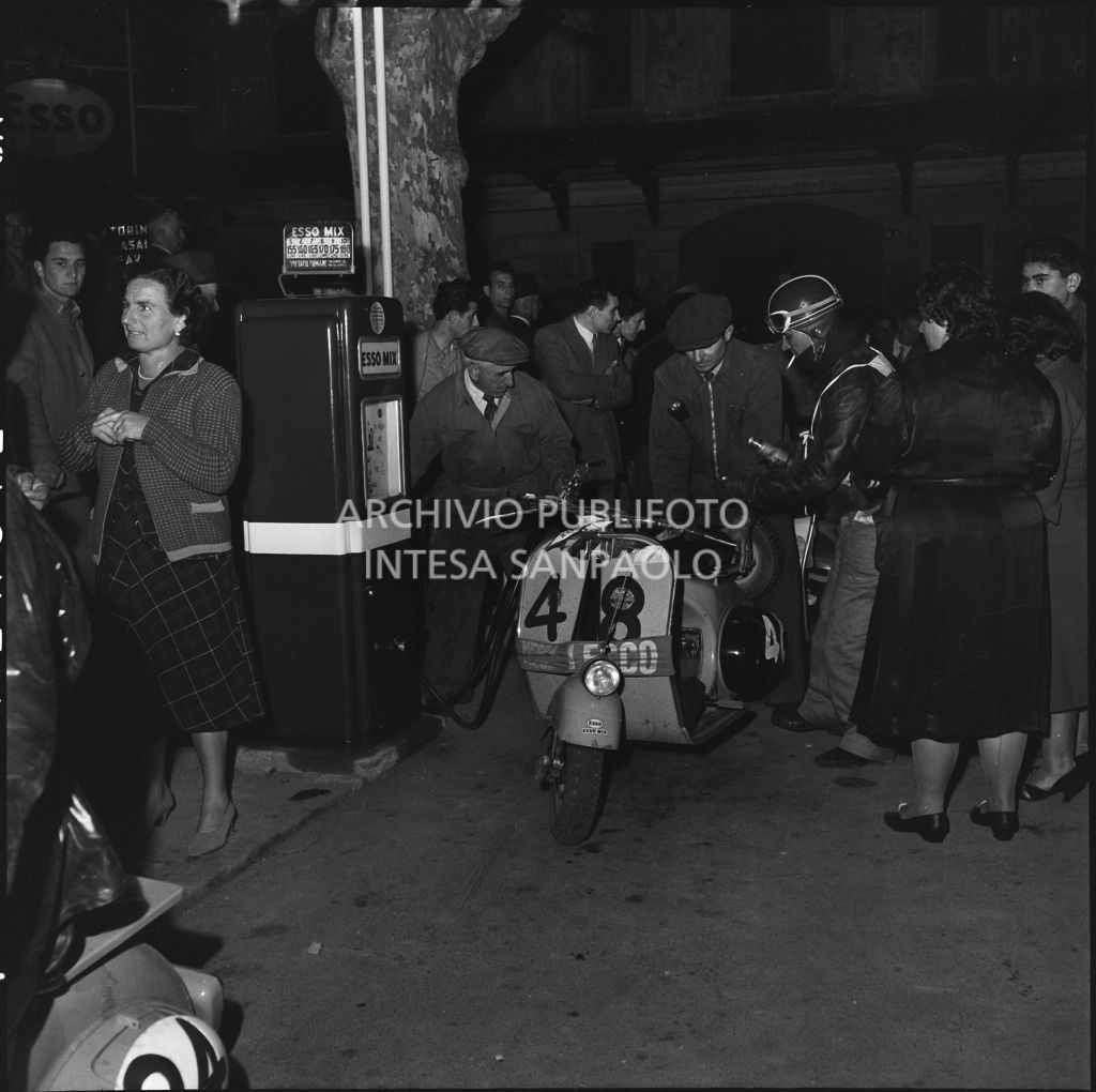 Il concorrente Dante Redaelli del Vespa Club di Lecco (numero di gara 48) effettua un rifornimento durante la competizione sportiva 1000 Km Vespistica del 1954<br>216404