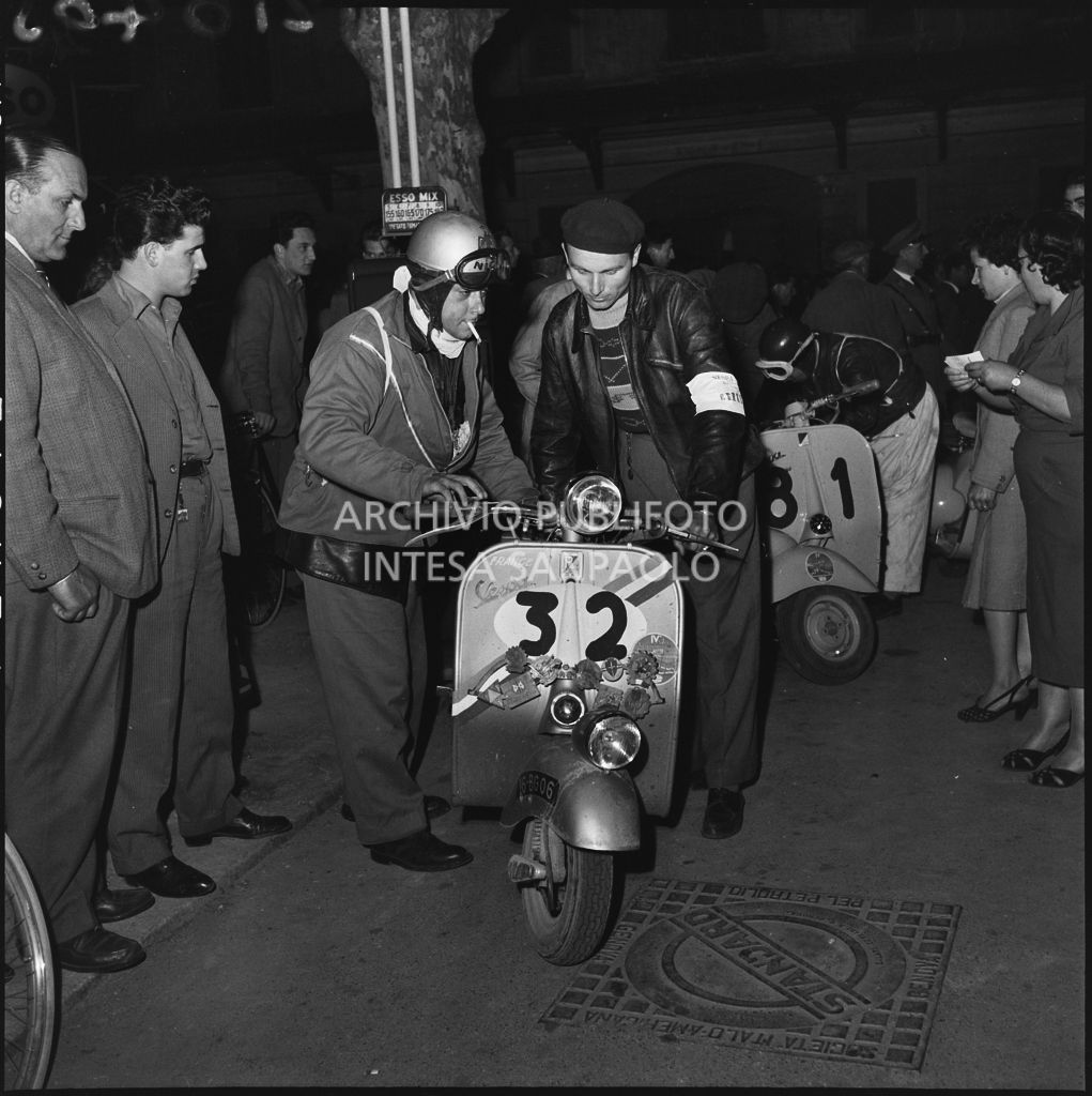 Un concorrente (numero di gara 32) effettua un rifornimento durante la competizione sportiva 1000 Km Vespistica del 1954<br>216405