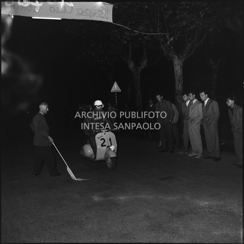 Il concorrente Giorgio Filippini del Vespa Club di Brescia (numero di gara 21) durante la competizione sportiva 1000 Km Vespistica del 1954<br>216406