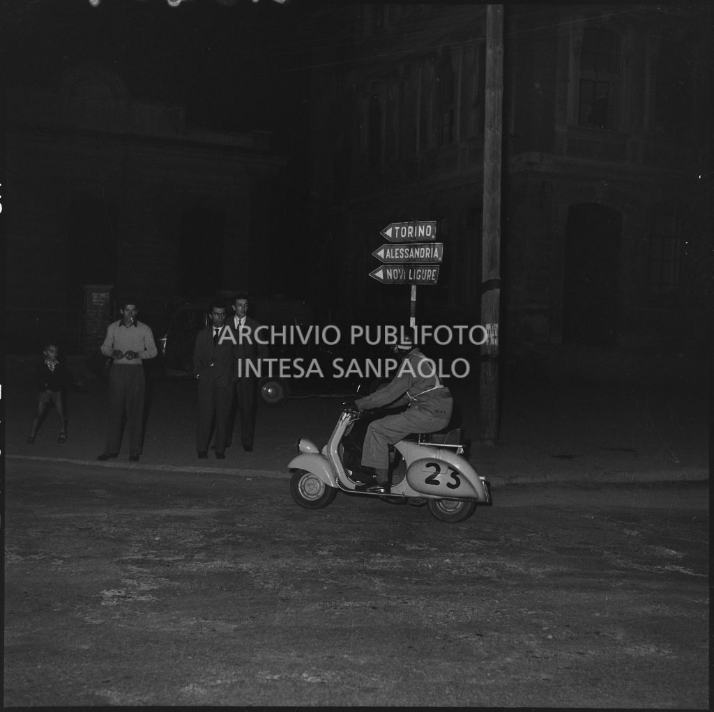 Il concorrente Giovanni Mariani del vespa Club di Brescia (numero di gara 23) durante la competizione sportiva 1000 Km Vespistica del 1954<br>216407