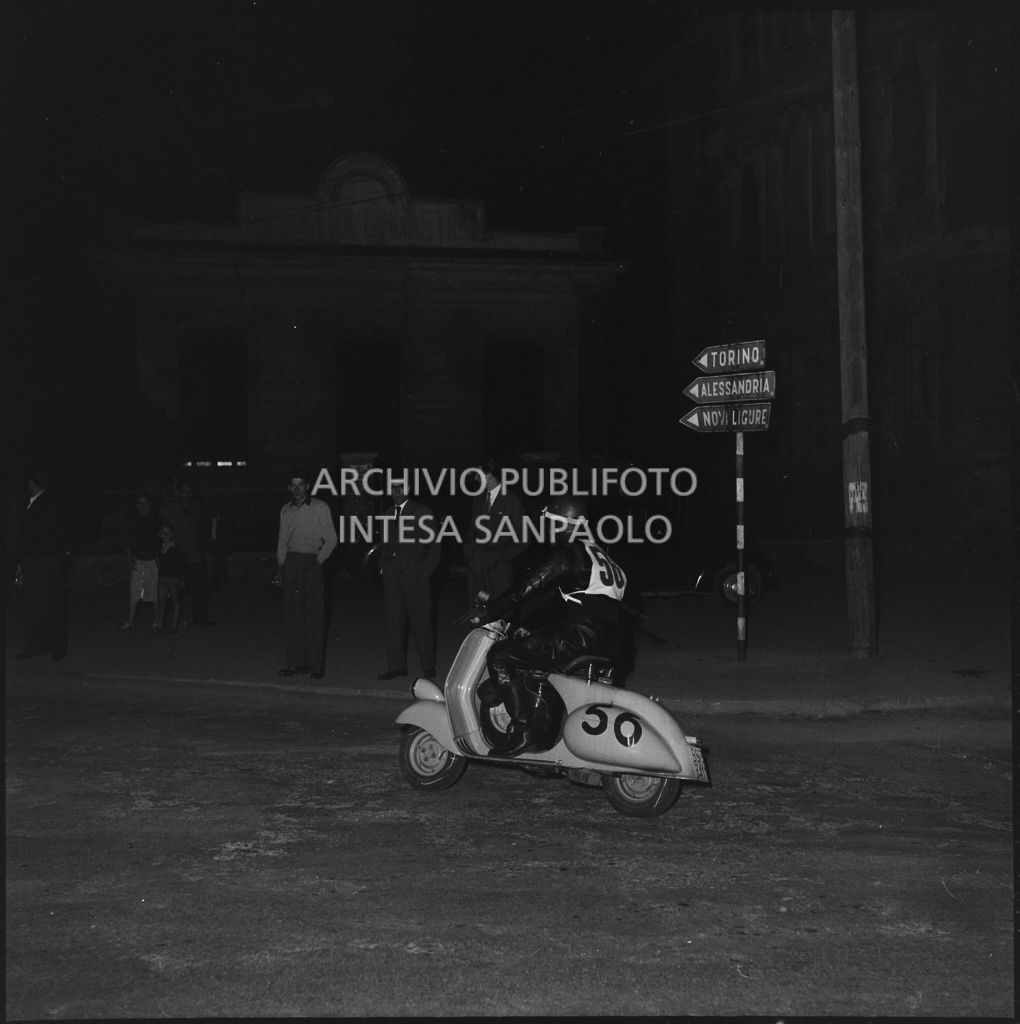Il concorrente Mario Pagani del vespa Club di Chiari (numero di gara 56) durante la competizione sportiva 1000 Km Vespistica del 1954<br>216408