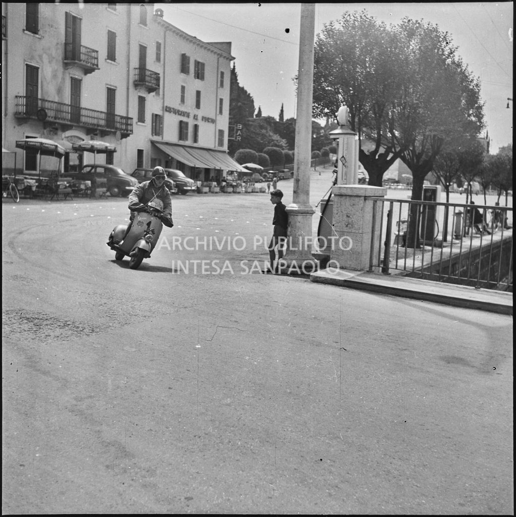 La concorrente Ada Pace del Vespa Club di Torino (numero di gara 1) a Peschiera del Garda durante la competizione sportiva 1000 Km Vespistica del 1954<br>216410