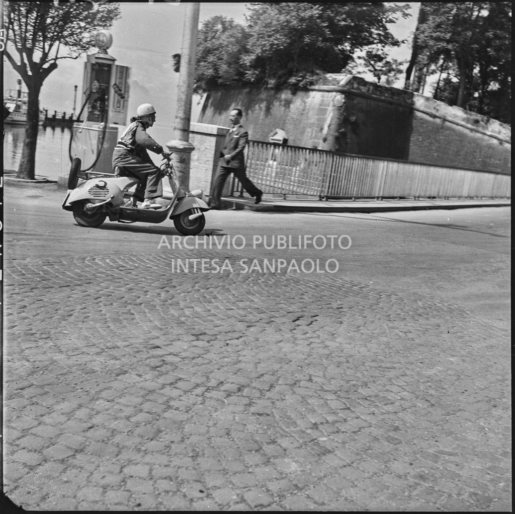 Una concorrente (numero di gara 3) a Peschiera del Garda durante la competizione sportiva 1000 Km Vespistica del 1954<br>216411