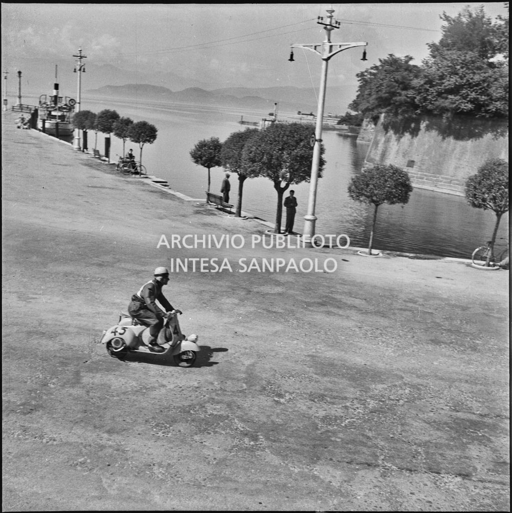 Il concorrente Claudio Zalvini del Vespa Club di Ancona (numero di gara 43) a Peschiera del Garda durante la competizione sportiva 1000 Km Vespistica del 1954<br>216413