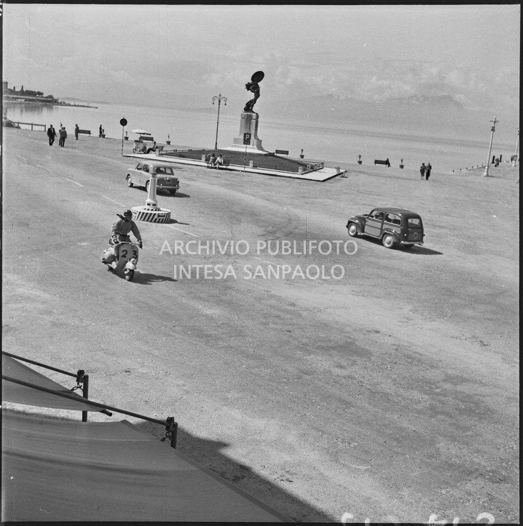 Il concorrente Giovanni Mariani del Vespa Club di Brescia (numero di gara 23) a Peschiera del Garda durante la competizione sportiva 1000 Km Vespistica del 1954<br>216415