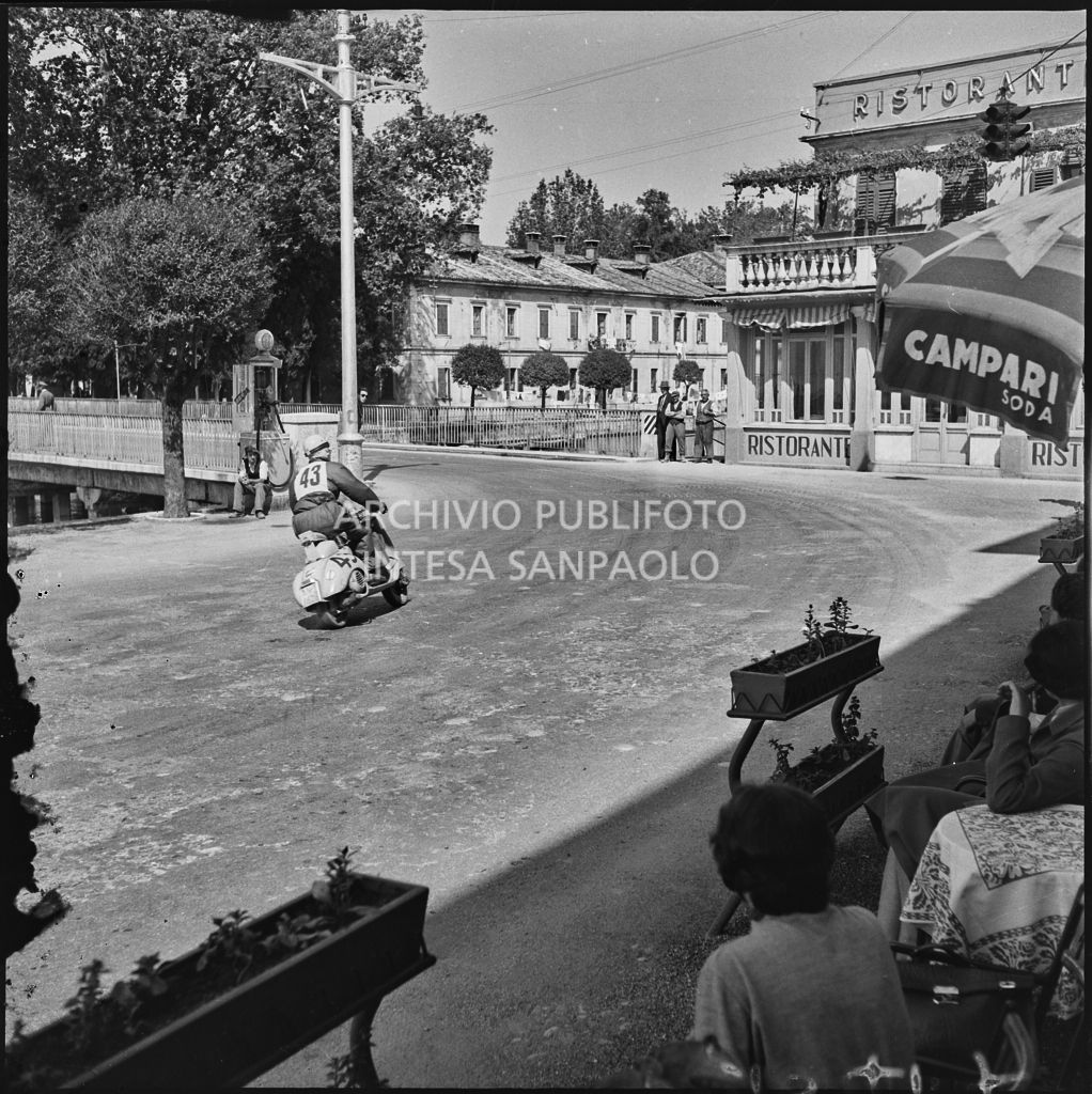 Il concorrente Claudio Zalvini del Vespa Club di Ancona (numero di gara 43) a Peschiera del Garda durante la competizione sportiva 1000 Km Vespistica del 1954<br>216417