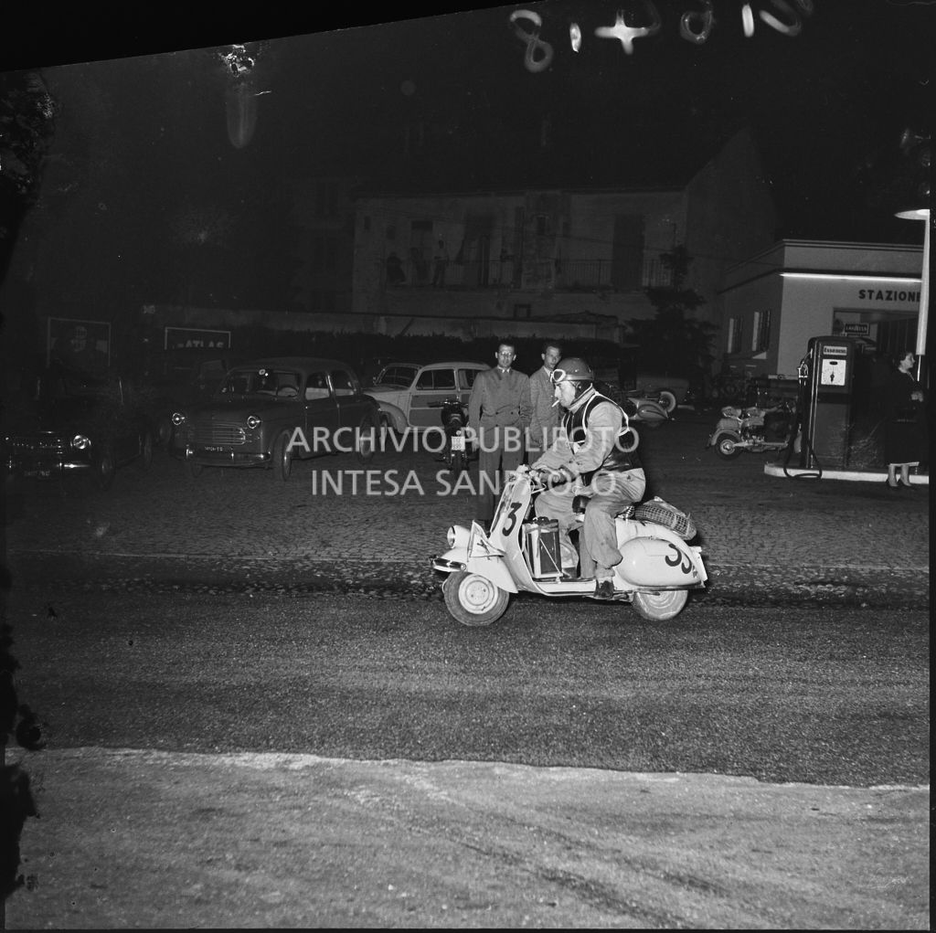 Il concorrente Aldo Rivano del Vespa Club di Cremona (numero di gara 33)  durante la competizione sportiva 1000 Km Vespistica del 1954<br>216418