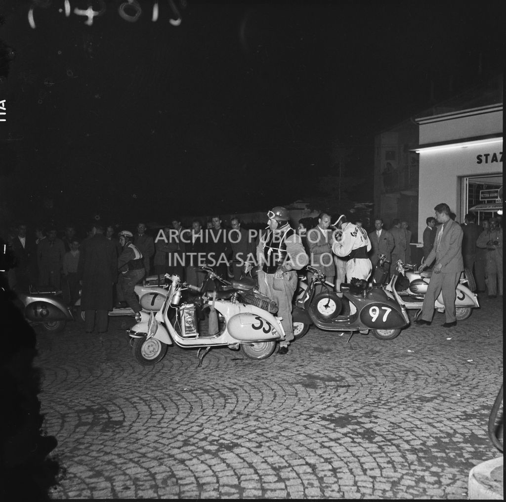 Alcuni concorrenti della competizione sportiva 1000 Km Vespistica del 1954 durante un momento di pausa<br>216419