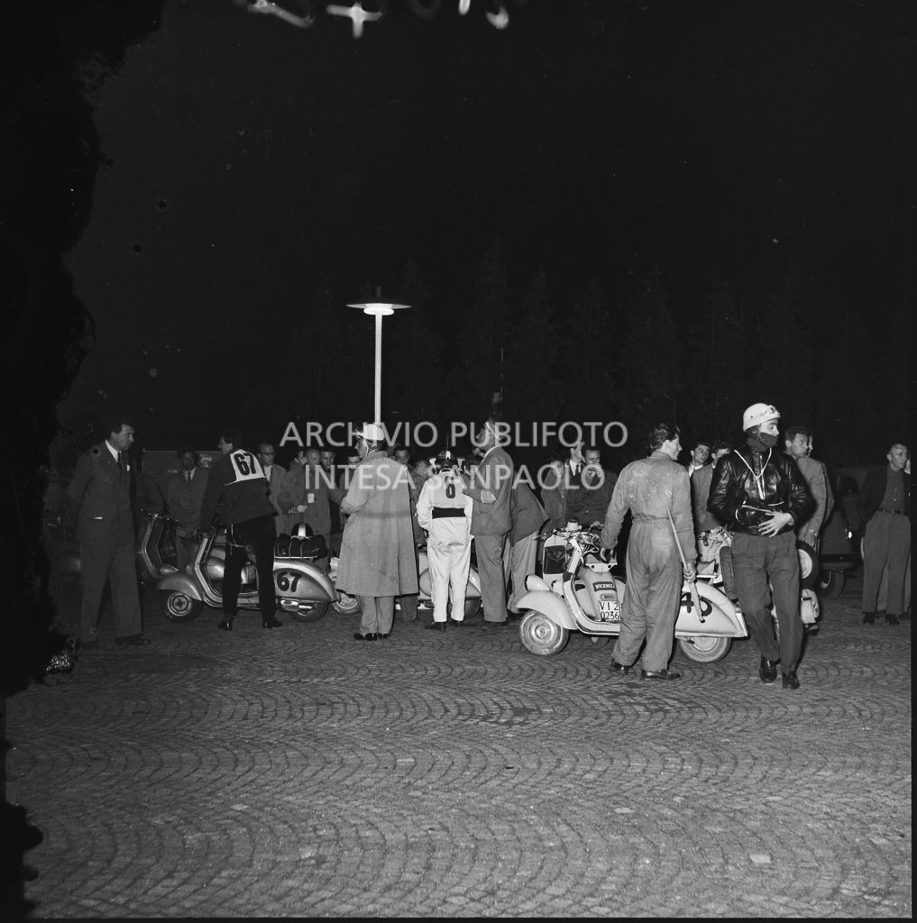 Alcuni concorrenti della competizione sportiva 1000 Km Vespistica del 1954 durante un momento di pausa<br>216420