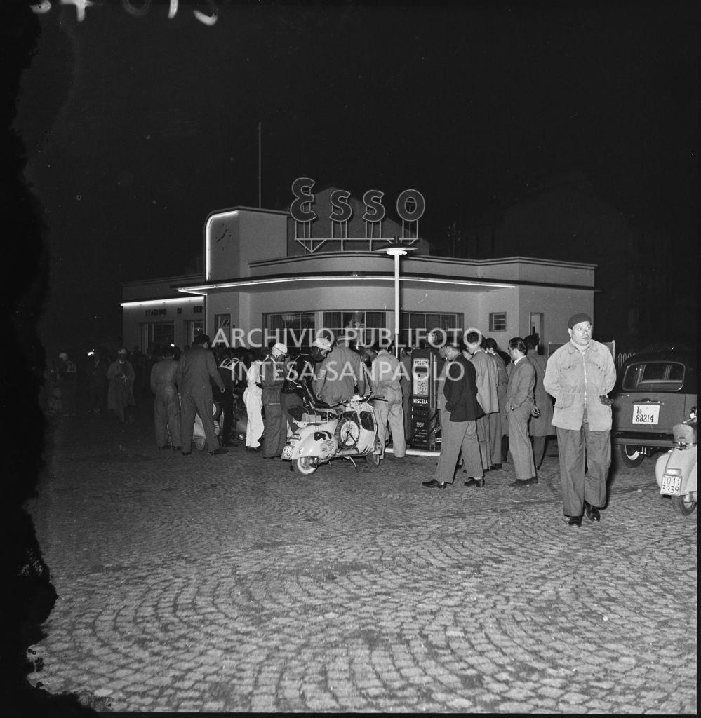 Rifornimento ad una stazione di benzina Esso durante la competizione sportiva 1000 Km Vespistica del 1954<br>216421