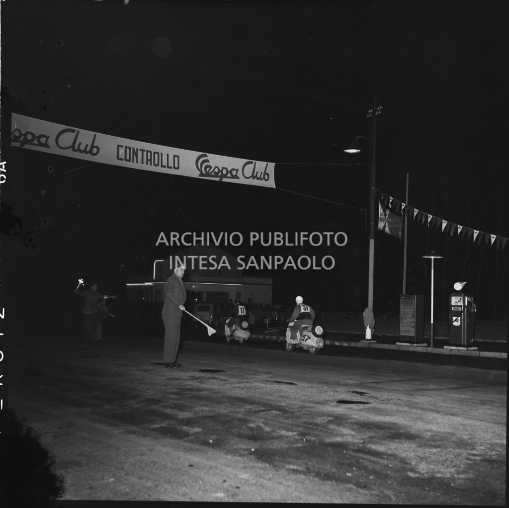 Punto di controllo sul percorso della competizione sportiva 1000 Km Vespistica del 1954<br>216422