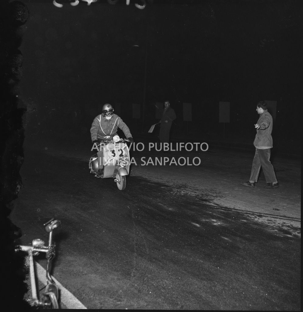 Un concorrente (numero di gara 32) durante la competizione sportiva 1000 Km Vespistica del 1954<br>216423