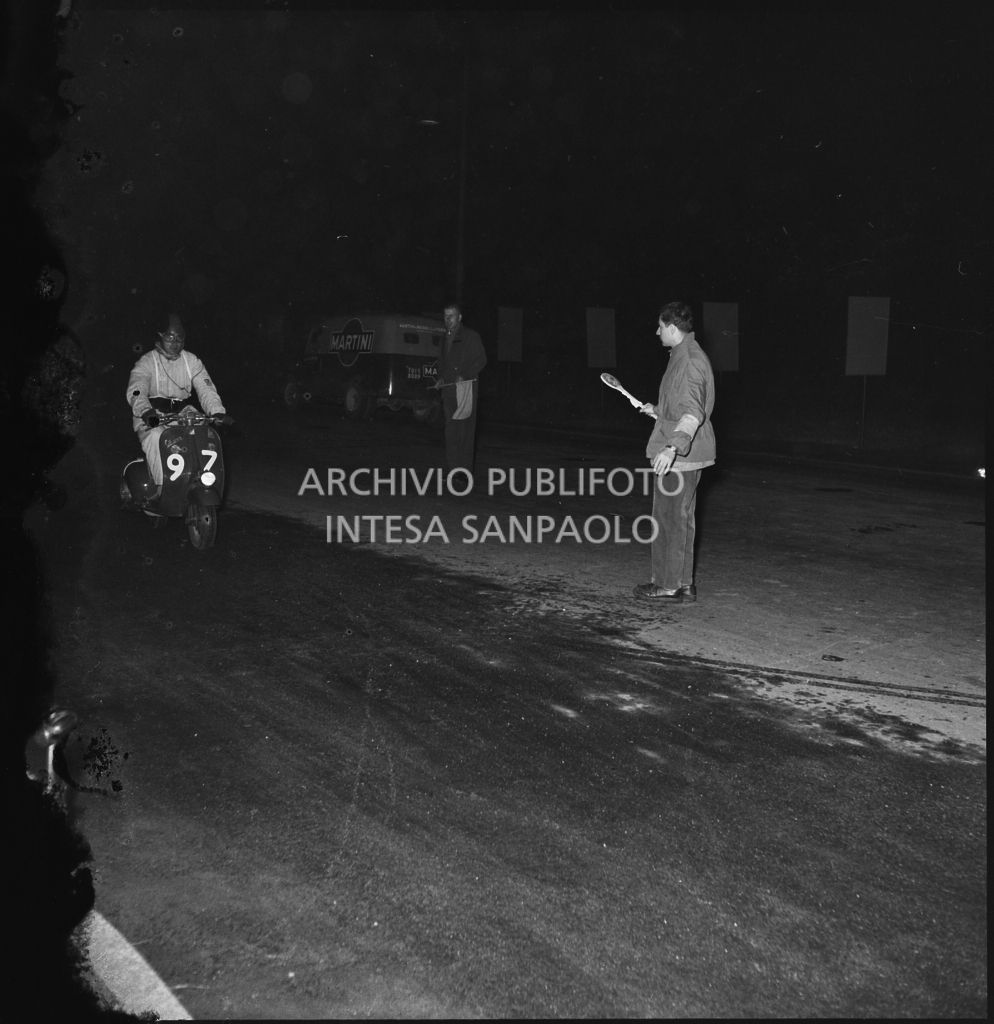 Un concorrente (numero di gara 97) durante la competizione sportiva 1000 Km Vespistica del 1954<br>216424