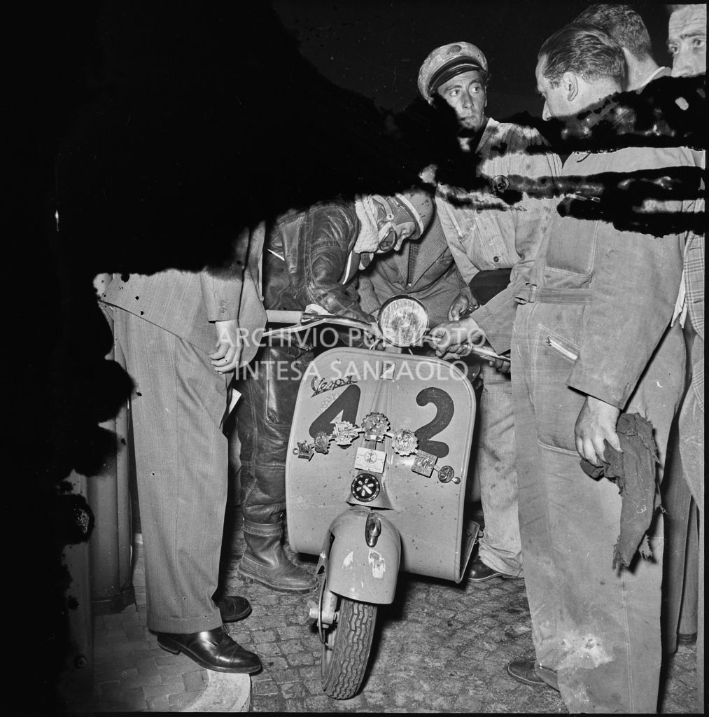 Un concorrente del Vespa Club di Cannes (numero di gara 42) effettua un rifornimento durante la competizione sportiva 1000 Km Vespistica del 1954<br>216425