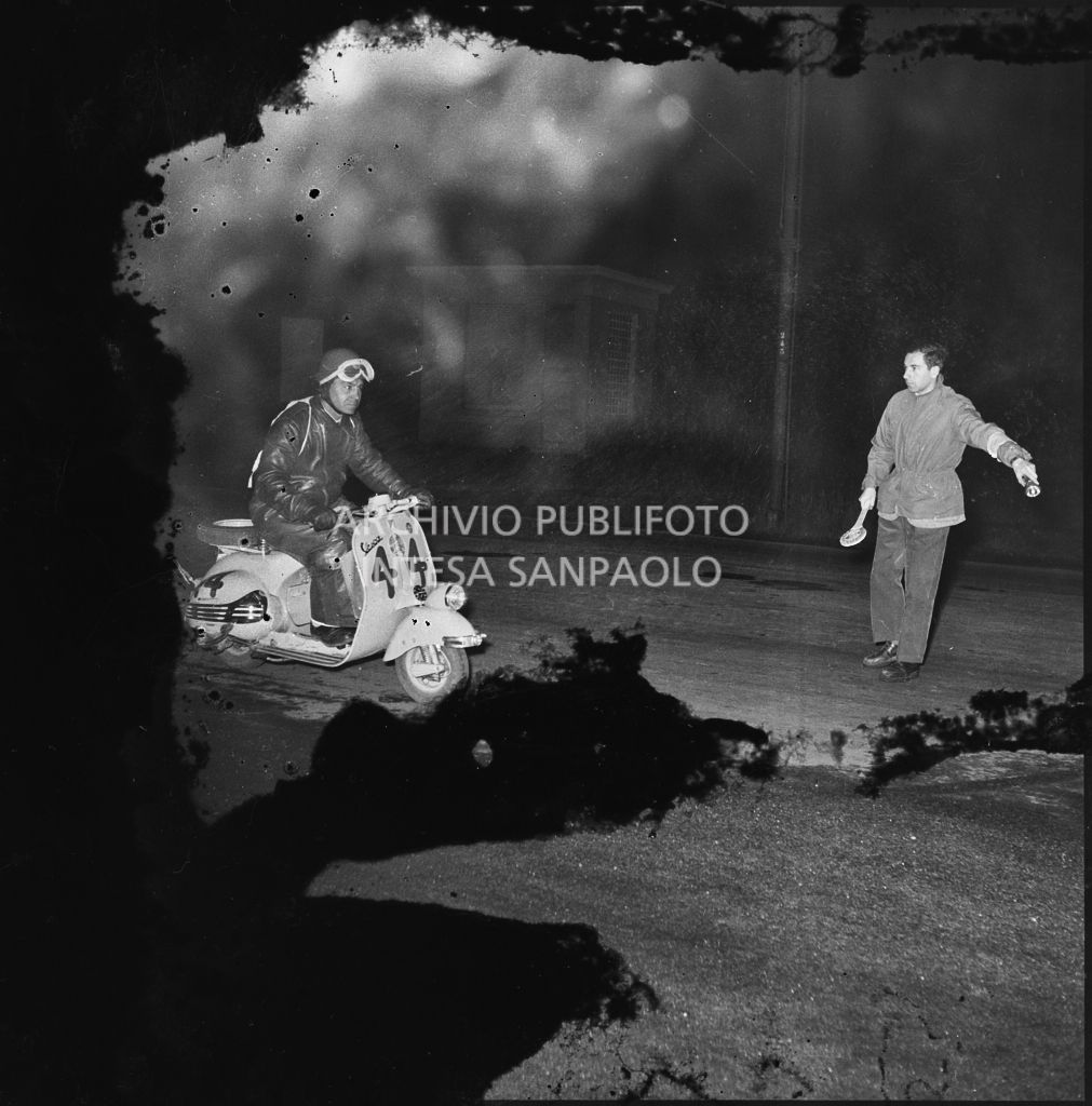 Il concorrente Ugo Miazzi del Vespa Club di Trieste (numero di gara 44) durante la competizione sportiva 1000 Km Vespistica del 1954<br>216426