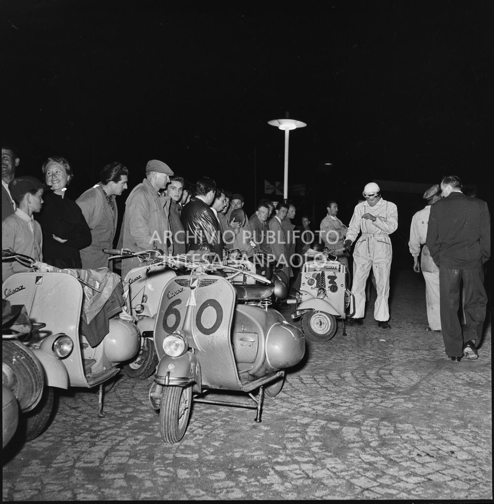 Alcuni concorrenti della competizione sportiva 1000 Km Vespistica del 1954 durante un momento di pausa<br>216428