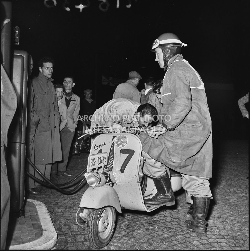 Un concorrente (numero di gara 17) della competizione sportiva 1000 Km Vespistica del 1954 effettua un rifornimento<br>216430