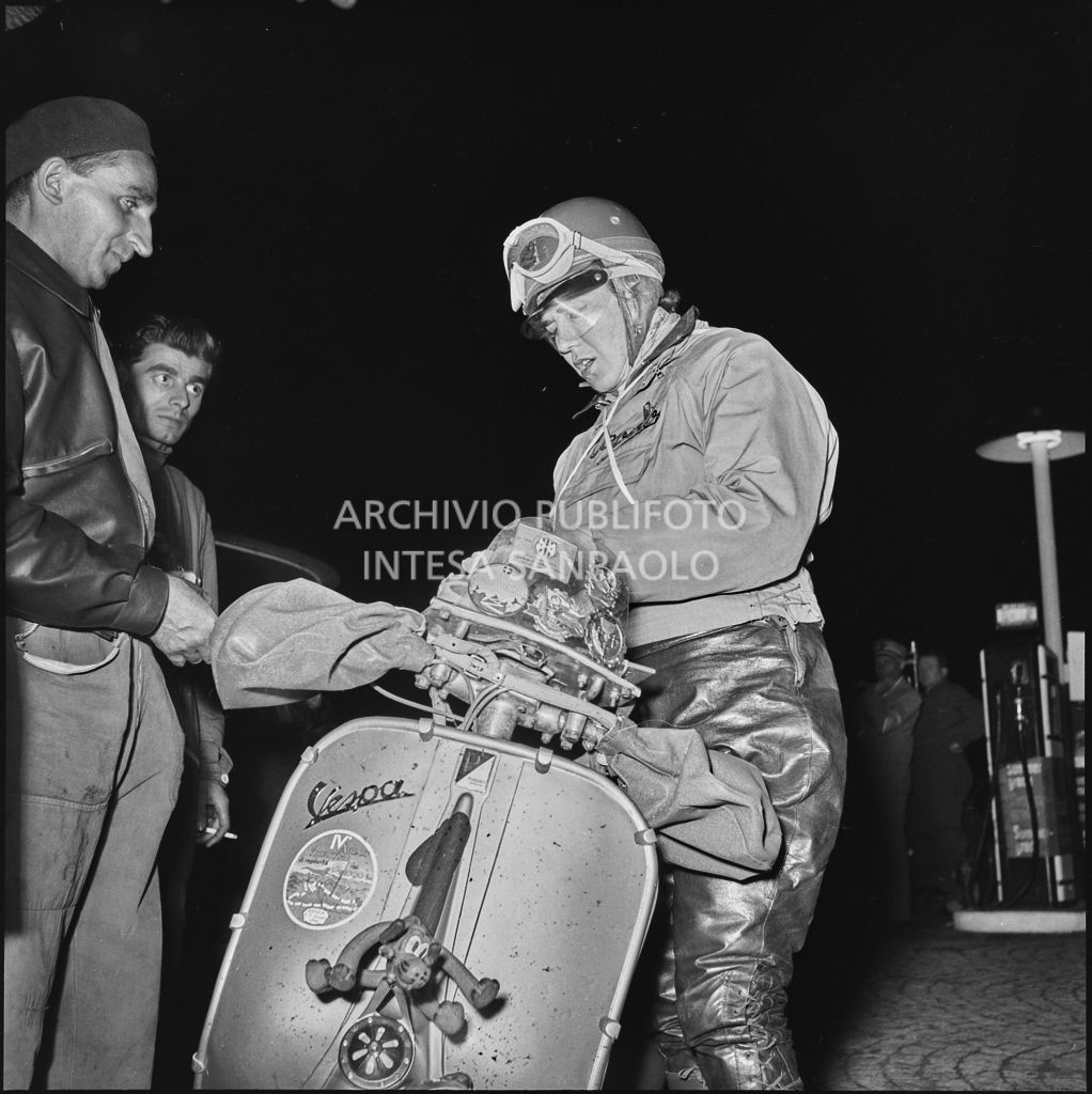 La concorrente Ada Pace del Vespa Club di Torino (numero di gara 1) della competizione sportiva 1000 Km Vespistica del 1954 durante un momento di pausa<br>216431