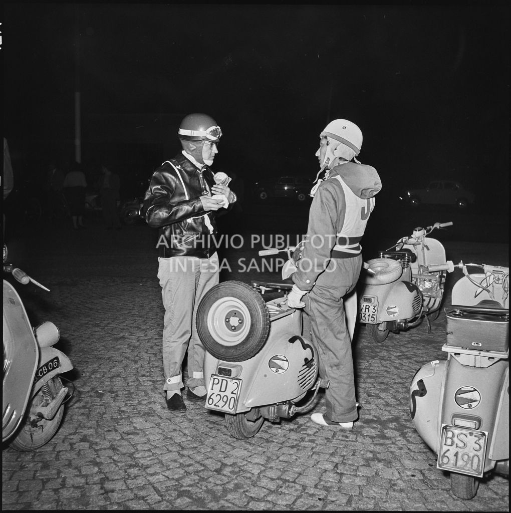 Due concorrenti della competizione sportiva 1000 Km Vespistica del 1954 durante un momento di pausa<br>216432