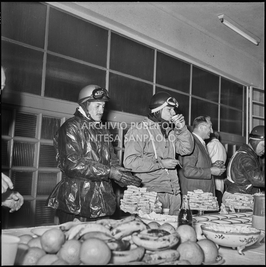 Alcuni concorrenti della competizione sportiva 1000 Km Vespistica del 1954 durante un momento di pausa<br>216433