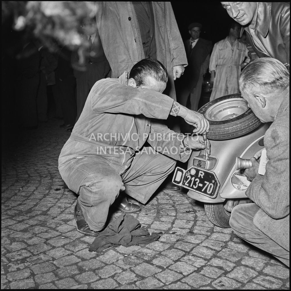 Sostituzione fanale posteriore di una Vespa di un concorrente della competizione sportiva 1000 Km Vespistica del 1954<br>216435