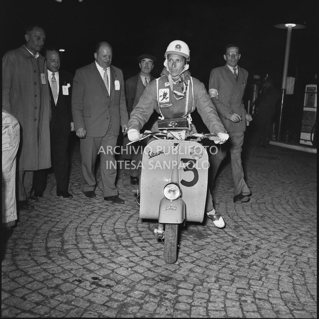 Una concorrente (numero di gara 3) della competizione sportiva 1000 Km Vespistica del 1954<br>216436