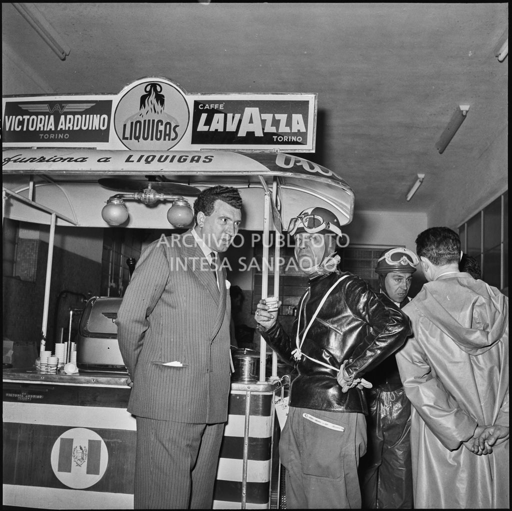 Un concorrente beve un caffè di pausa dalla competizione sportiva 1000 Km Vespistica del 1954<br>216438