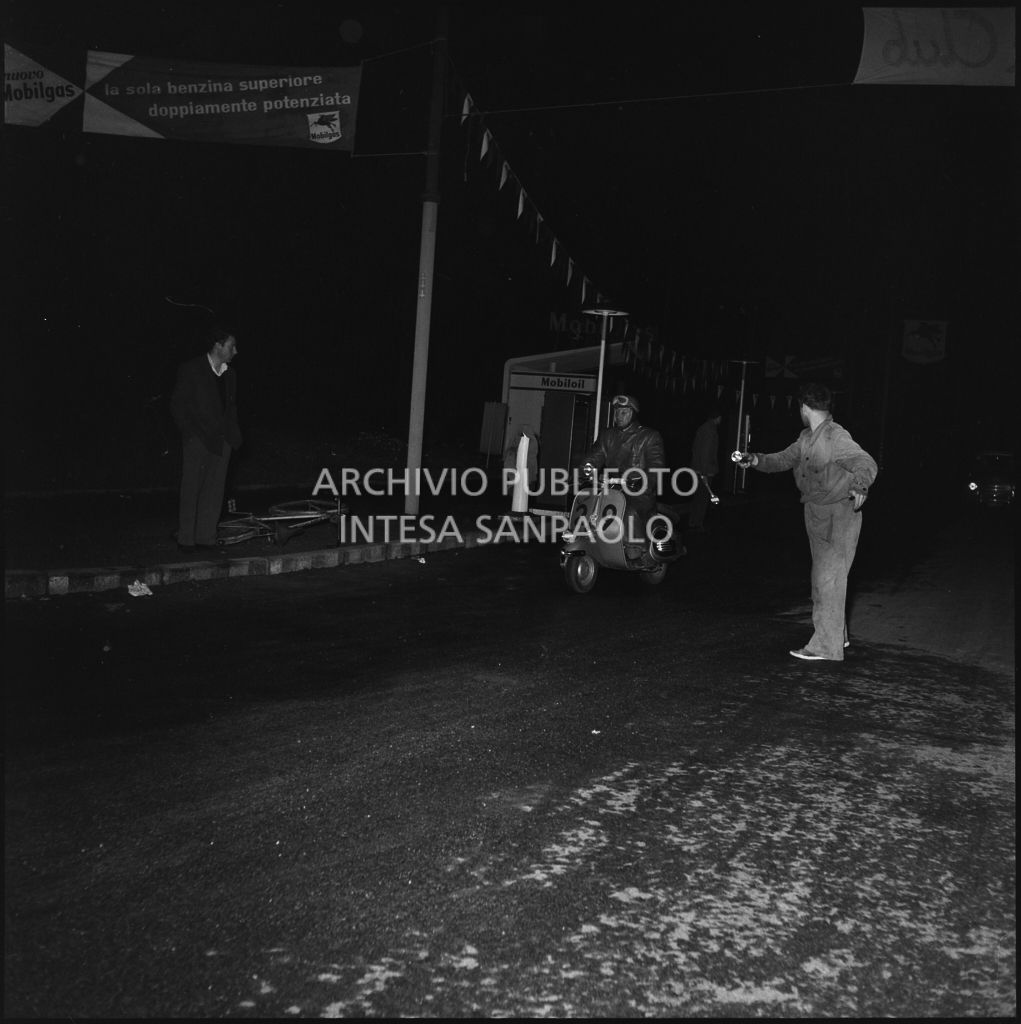 Il concorrente Scmaaf del Vespa club di Dusseldorf (numero di gara 29) durante la competizione sportiva 1000 Km Vespistica del 1954<br>216441
