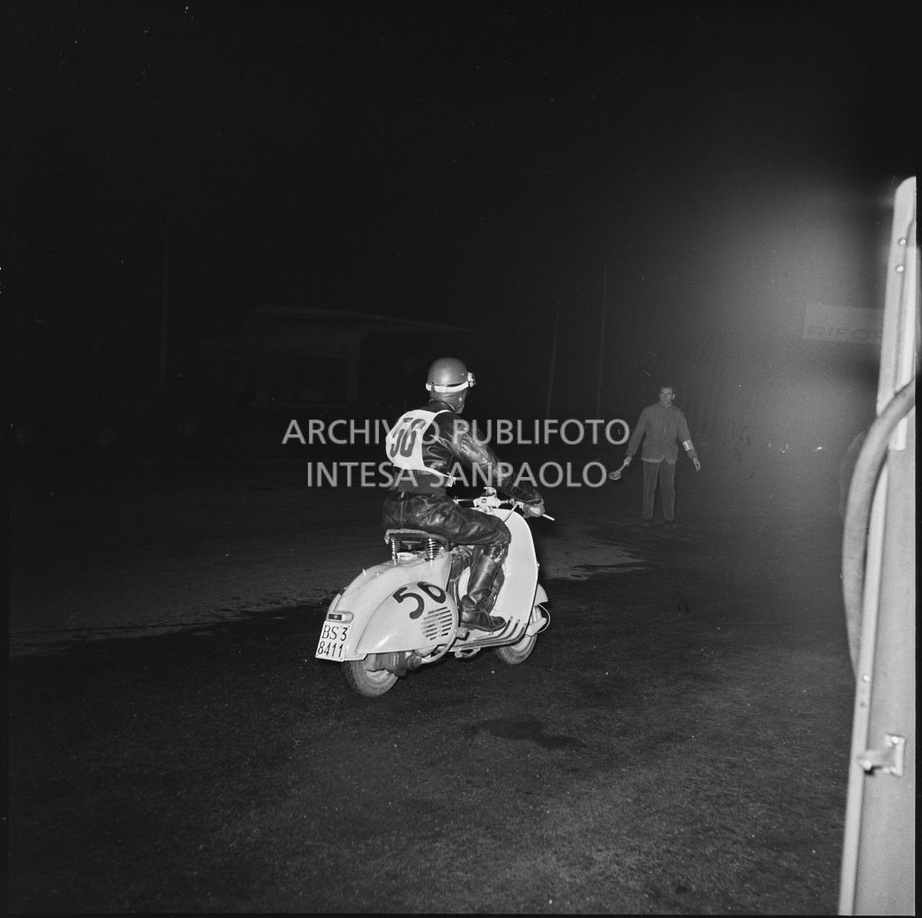 Il concorrente Mario Pagani del Vespa club di Chiari (numero di gara 56) durante la competizione sportiva 1000 Km Vespistica del 1954<br>216442