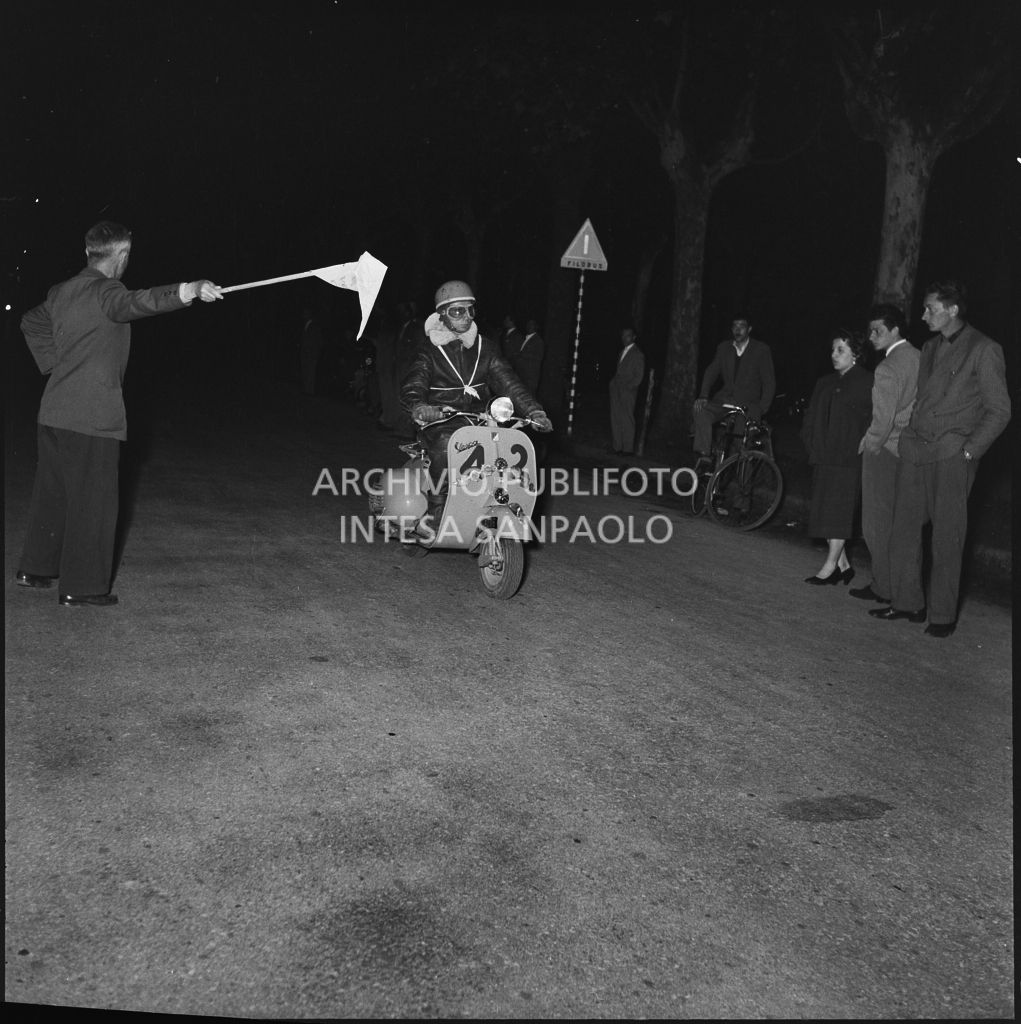Un concorrente del Vespa club di Cannes (numero di gara 42) durante la competizione sportiva 1000 Km Vespistica del 1954<br>216444