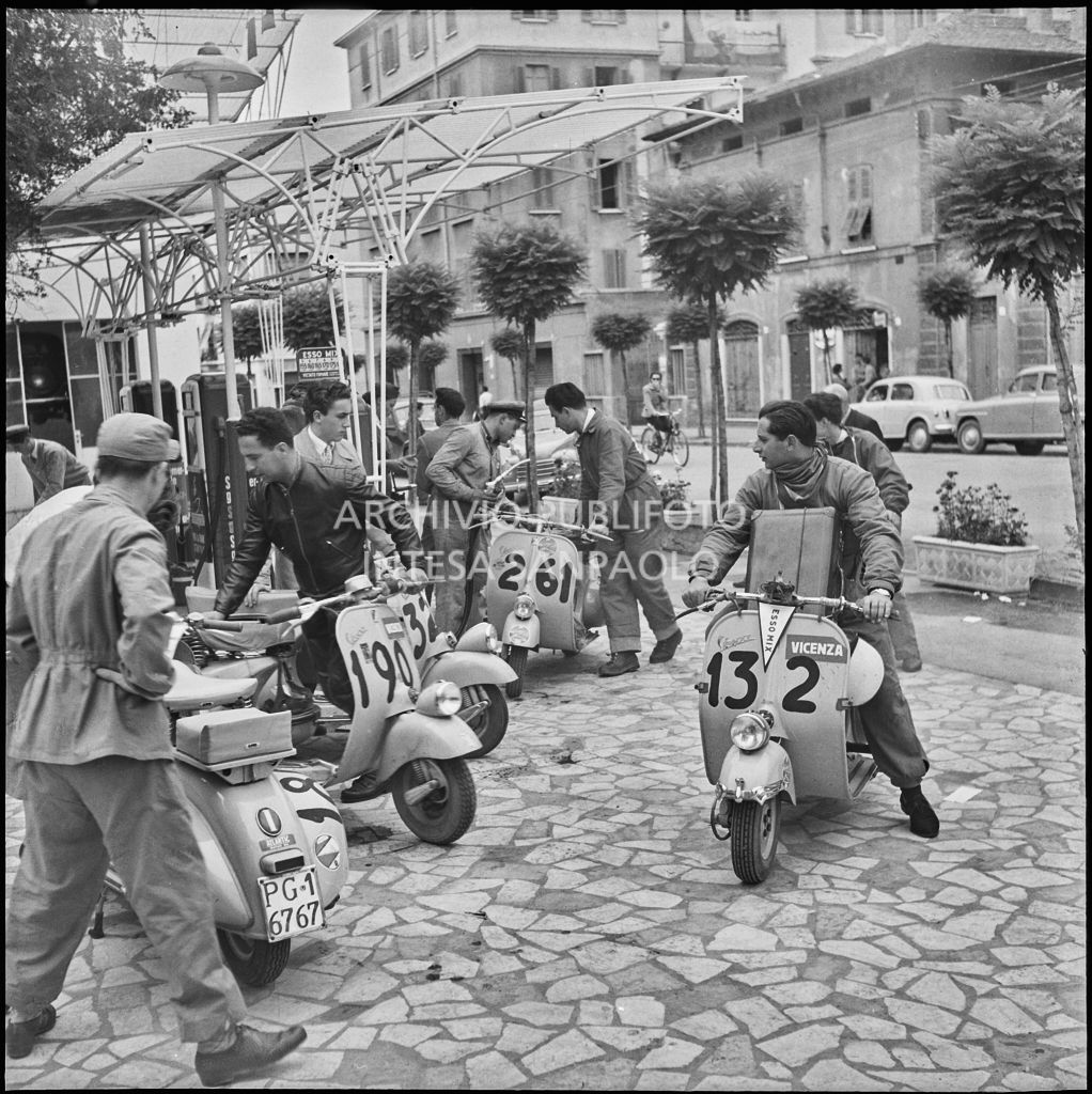 Pausa per rifornimento durante la competizione sportiva 1000 Km Vespistica del 1954<br>216446