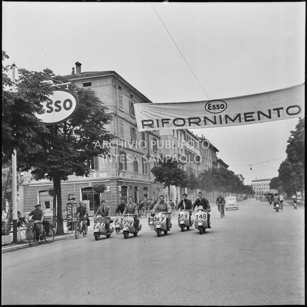 Un momento della competizione sportiva 1000 Km Vespistica del 1954<br>216447