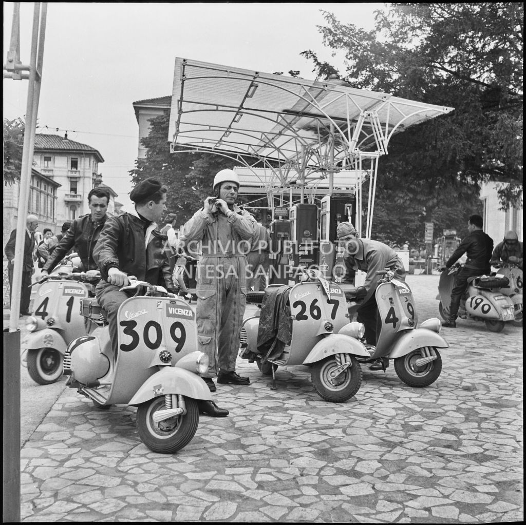 Pausa per rifornimento di alcuni concorrenti del Vespa Club di Vicenza durante la competizione sportiva 1000 Km Vespistica del 1954<br>216448