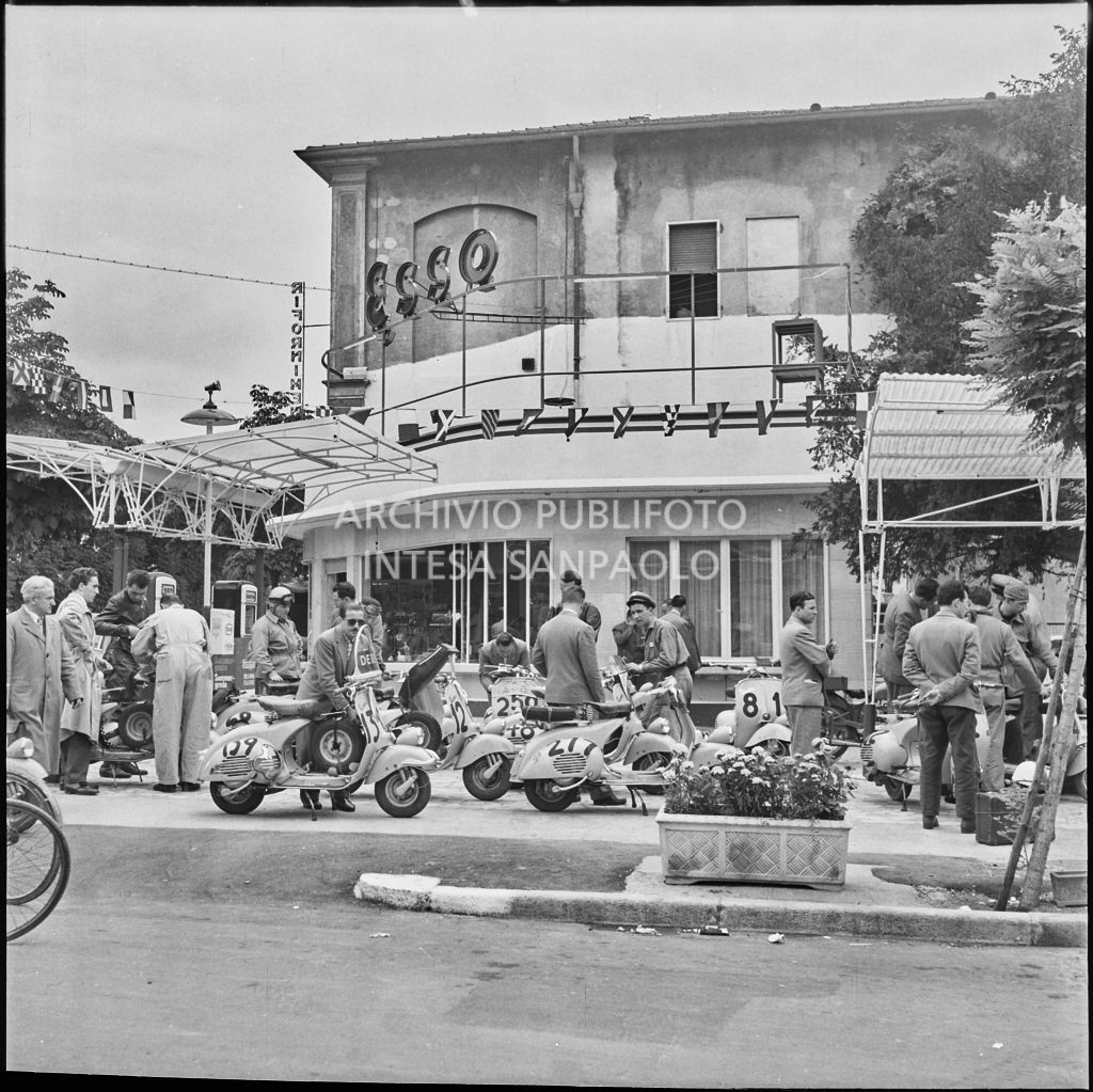 Pausa per rifornimento durante la competizione sportiva 1000 Km Vespistica del 1954<br>216449