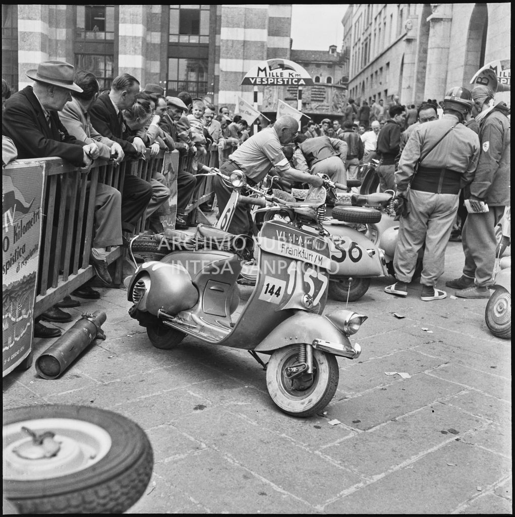 Un momento prima della competizione sportiva 1000 Km Vespistica del 1954 in piazza della Vittoria a Brescia<br>216450