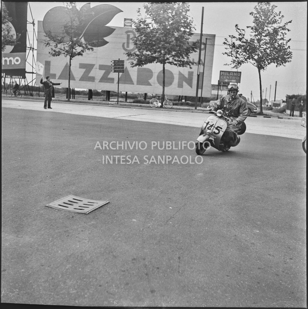 Un concorrente (numero di gara 145) a Milano durante la competizione sportiva 1000 Km Vespistica del 1954<br>216451