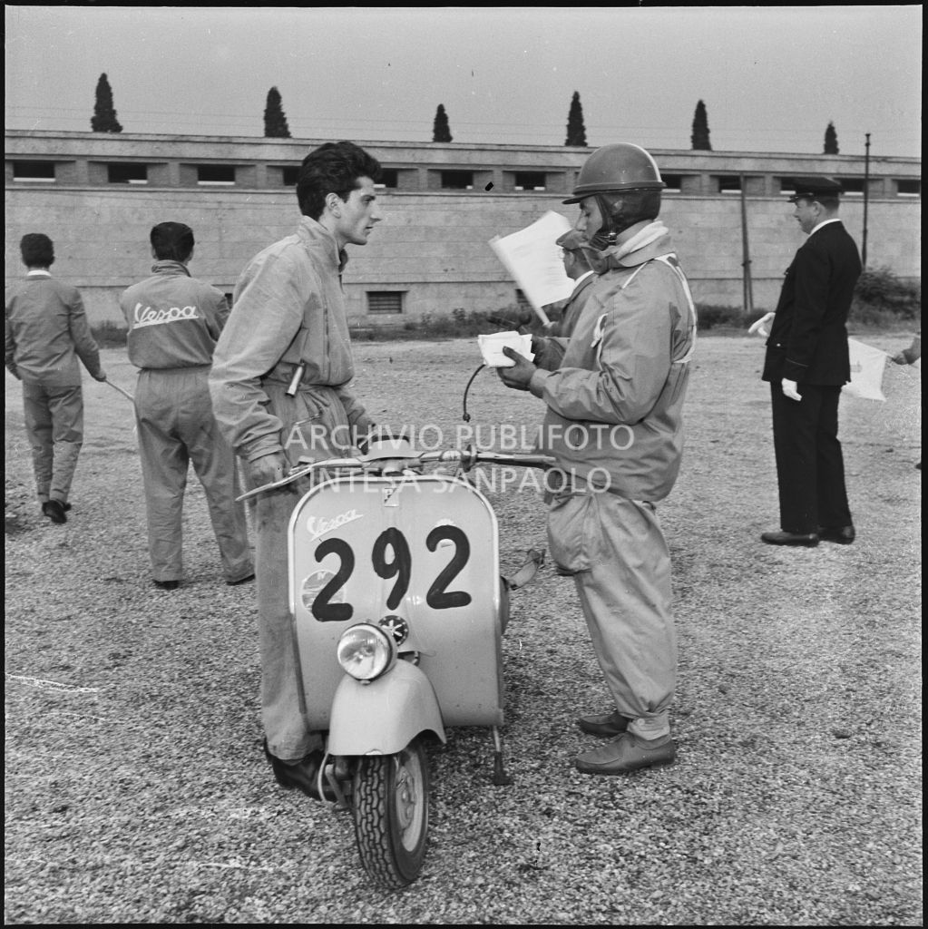 Il concorrente Giovanni Ceglie del Vespa Club di Trieste (numero di gara 292) durante una pausa dalla competizione sportiva 1000 Km Vespistica del 1954<br>216453