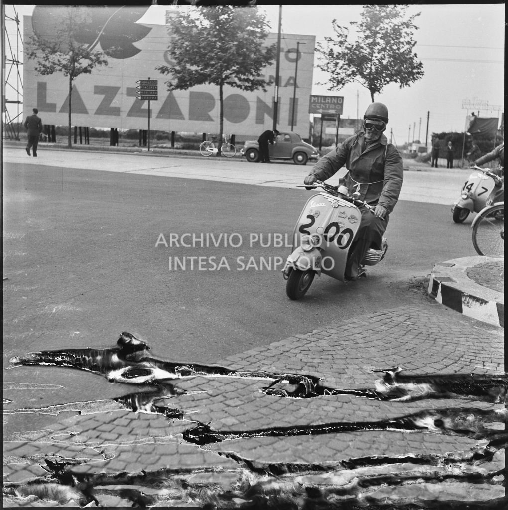 Un concorrente (numero di gara 200) a Milano durante la competizione sportiva 1000 Km Vespistica del 1954<br>216455