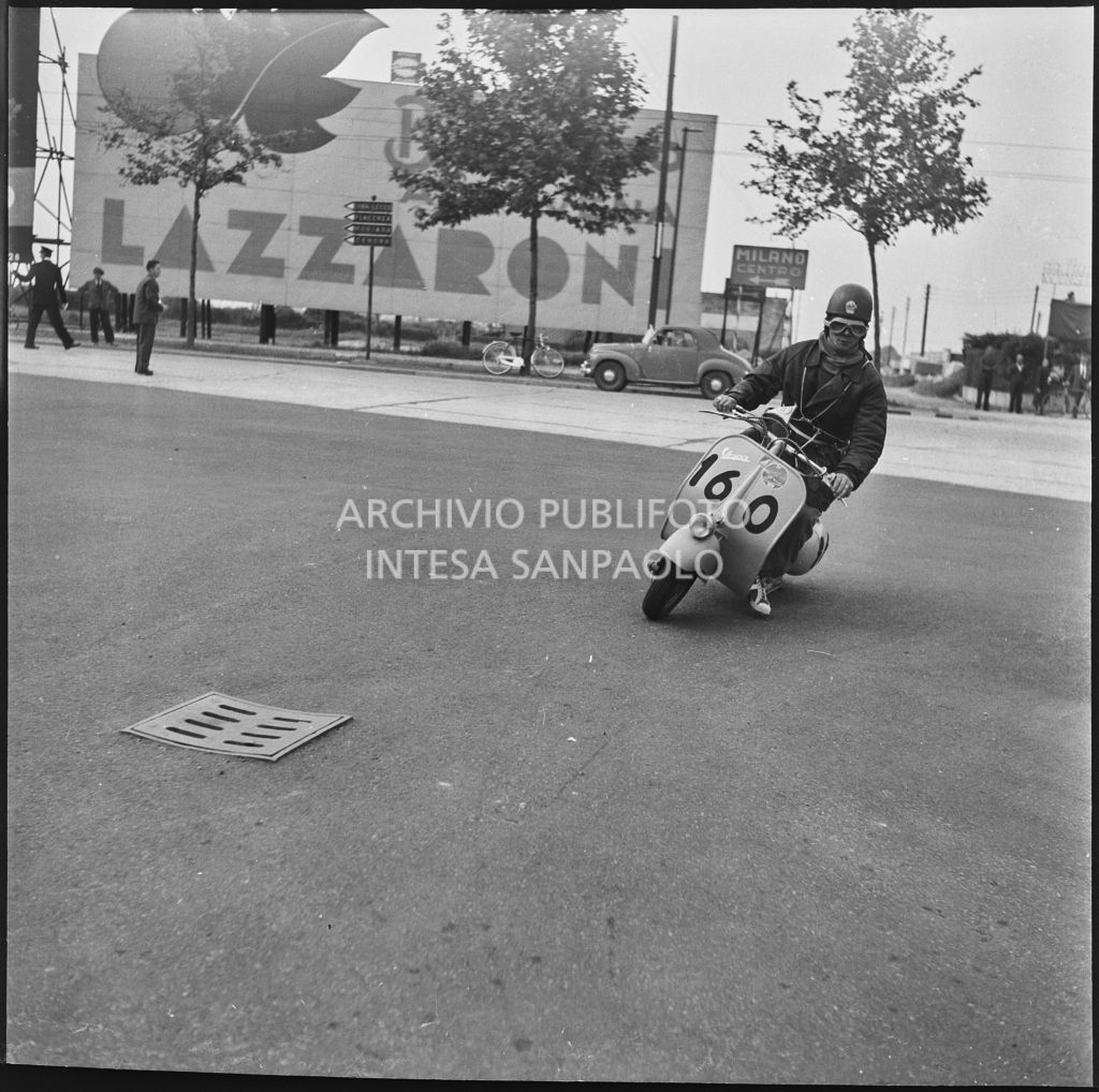 Un concorrente (numero di gara 160) a Milano durante la competizione sportiva 1000 Km Vespistica del 1954<br>216456