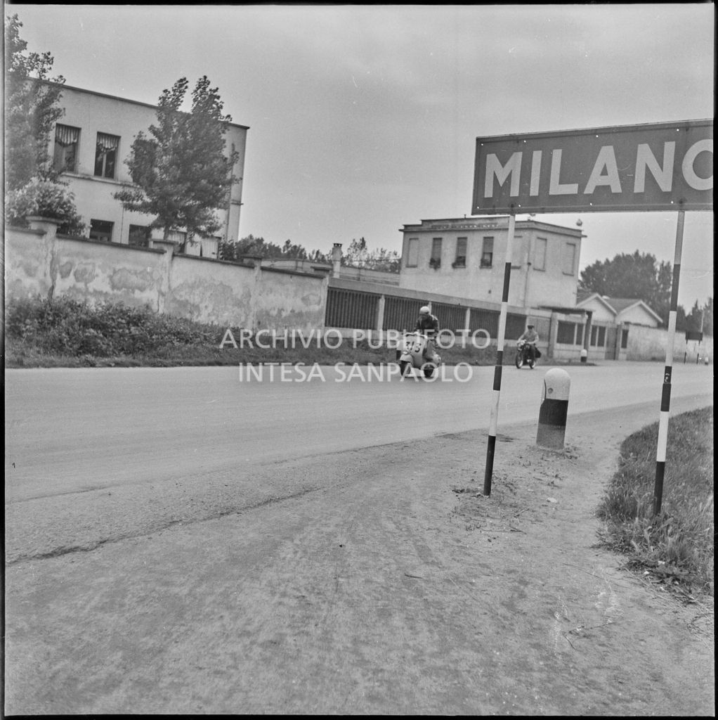 Il concorrente Piero Redaelli del Vespa Club di Desio (numero di gara 313) a Milano durante la competizione sportiva 1000 Km Vespistica del 1954<br>216457
